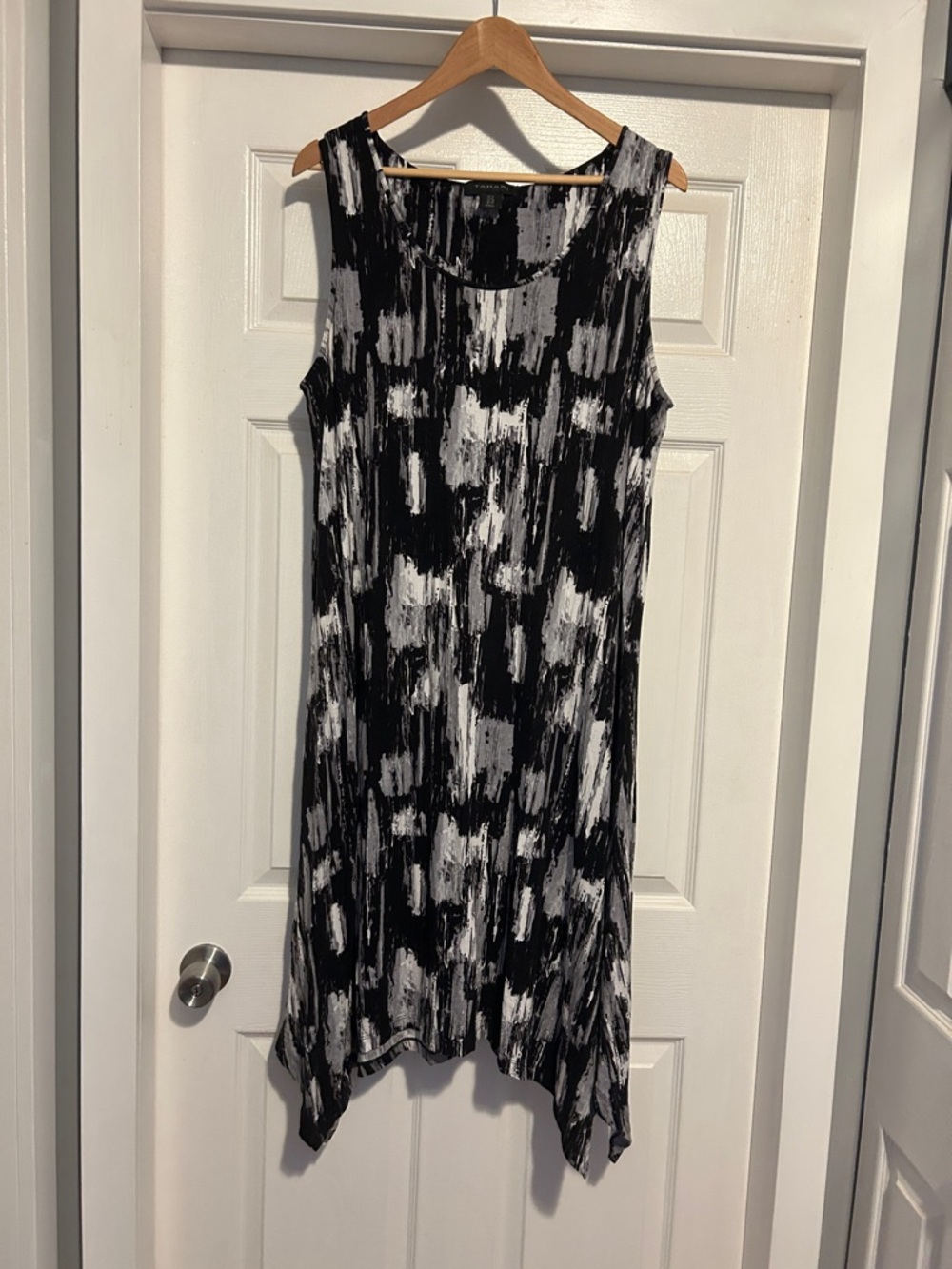 Tahari Black & White Asymmetrical Sleeveless Shift Dress